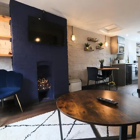 Quirky And Cool Christmas Steps 2 Bed * Bristol