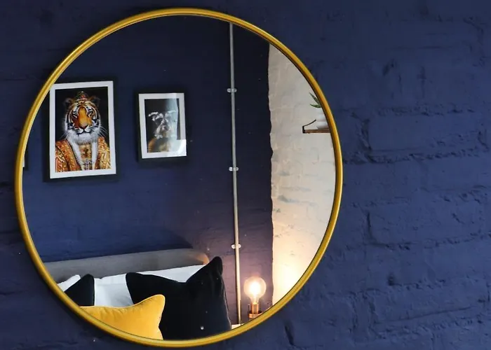 Quirky And Cool Christmas Steps 2 Bed Apartment *