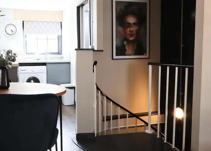 Quirky And Cool Christmas Steps 2 Bed * Bristol