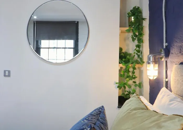Quirky And Cool Christmas Steps 2 Bed Apartment *