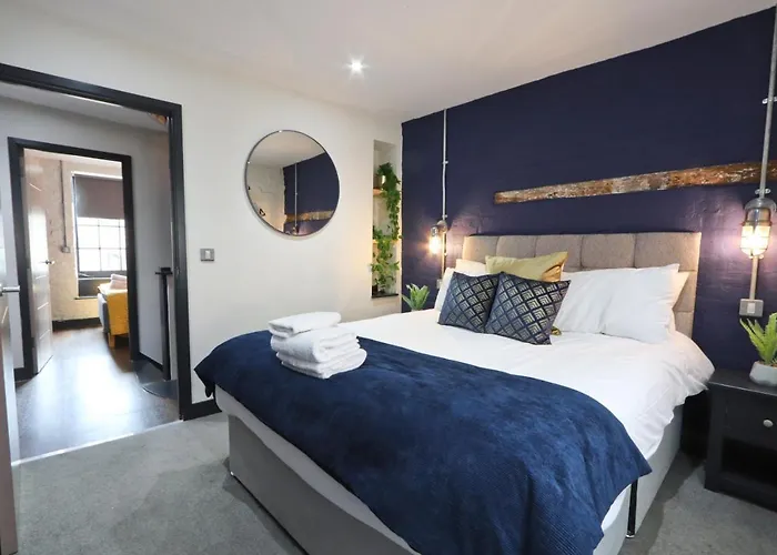 Quirky And Cool Christmas Steps 2 Bed * Bristol