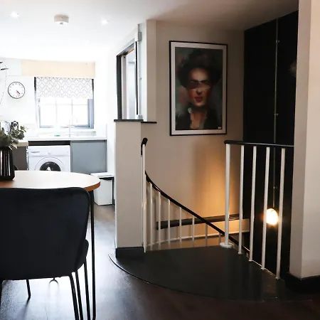 Quirky And Cool Christmas Steps 2 Bed * Bristol