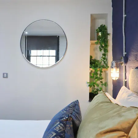 Quirky And Cool Christmas Steps 2 Bed Apartment *