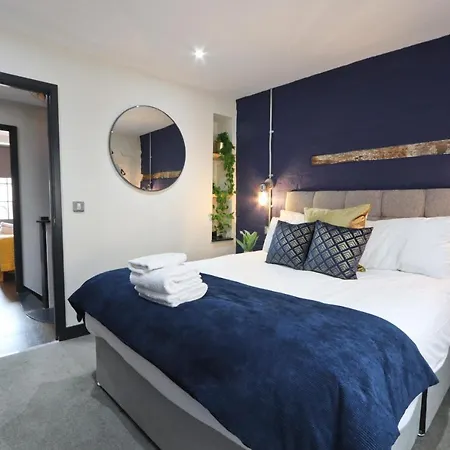 Quirky And Cool Christmas Steps 2 Bed * Bristol