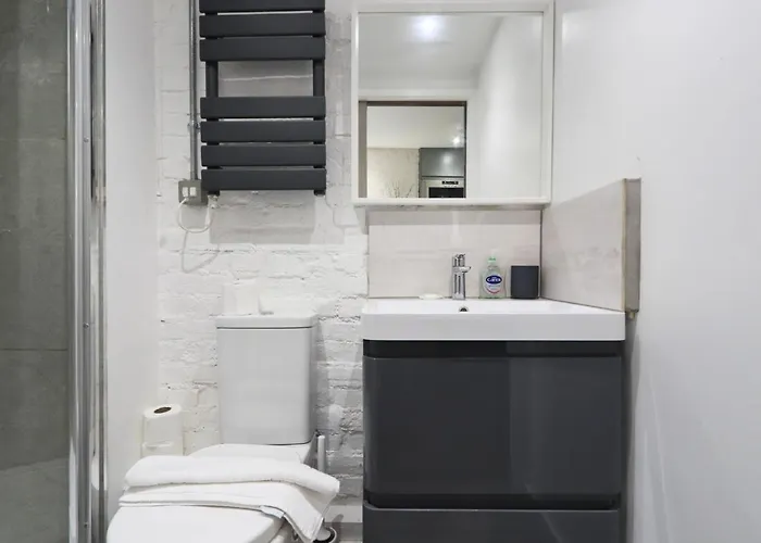 Quirky And Cool Christmas Steps 2 Bed * Bristol