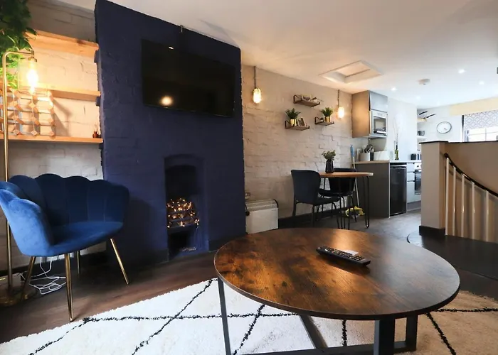 Quirky And Cool Christmas Steps 2 Bed * Bristol